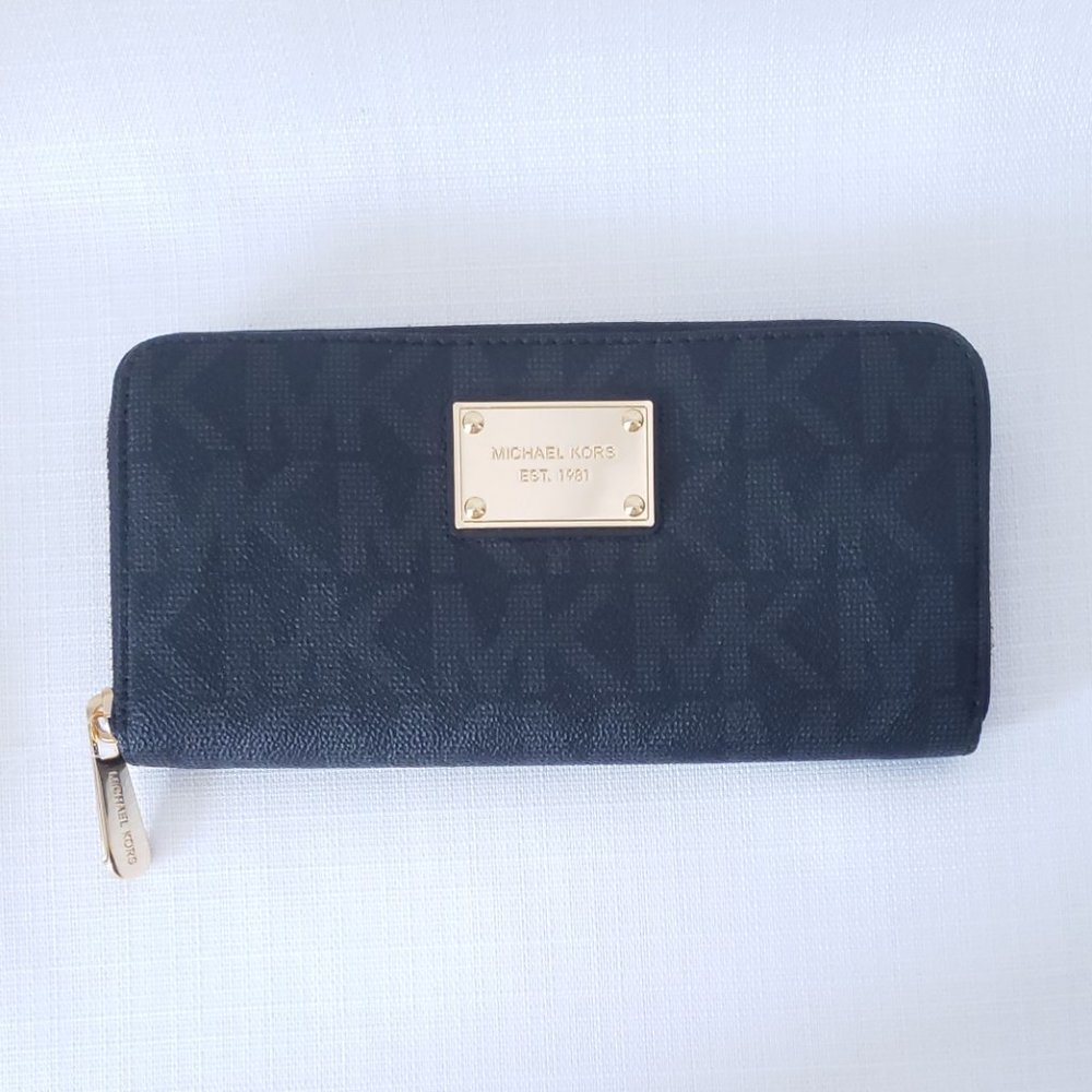 Michael Kors NWT Signature Logo Jet Set Item Black Wallet